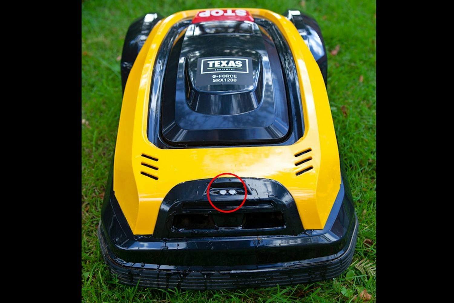 Sensorerne sender robotten tilbage til opladeren, hvis de mærker regn. Sensorerne sender robotten tilbage til opladeren, hvis de mærker regn.